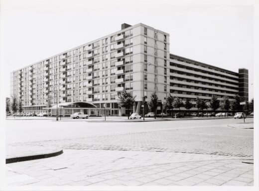 Het Rivierenhuis kort na de oplevering in 1969.  