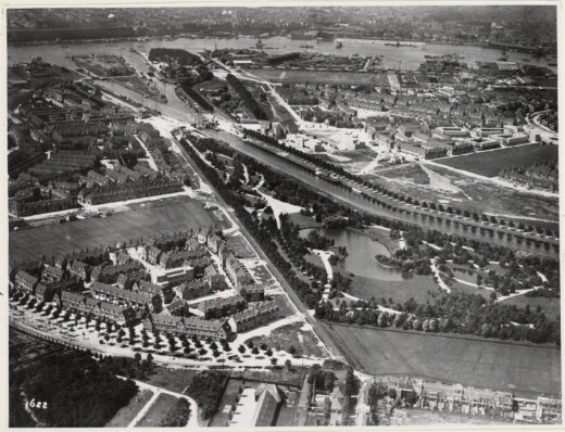 Luchtfoto van Amsterdam Noord met de wijk De Punt.